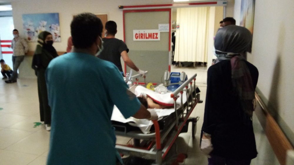 Geri manevra yapan aracın ezdiği minik Mustafa ağır yaralandı