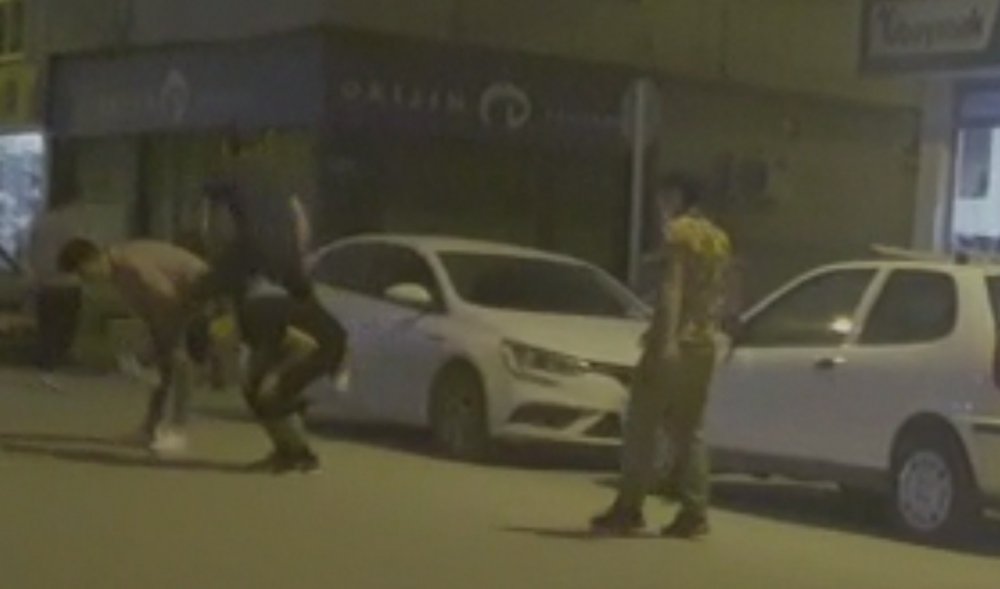 Kısıtlamayı hiçe sayıp caddede ’birdirbir’ oynayan gençler kameraya yakalandı