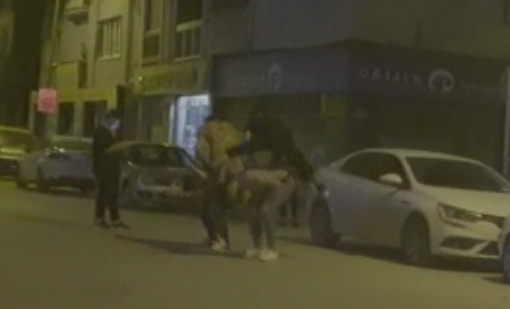 Kısıtlamayı hiçe sayıp caddede ’birdirbir’ oynayan gençler kameraya yakalandı