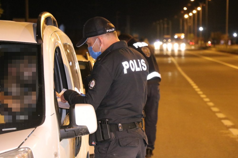 Polis ekipleri tam kısıtlamada yollarda! Tüm araçlar ve yolcu otobüsleri durduruluyor