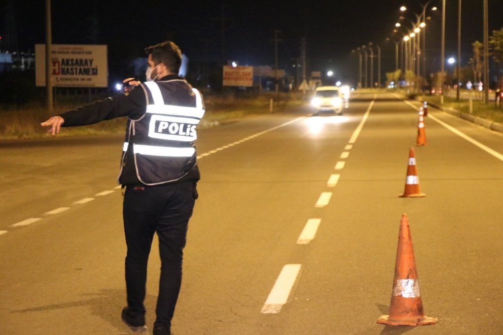 Polis ekipleri tam kısıtlamada yollarda! Tüm araçlar ve yolcu otobüsleri durduruluyor