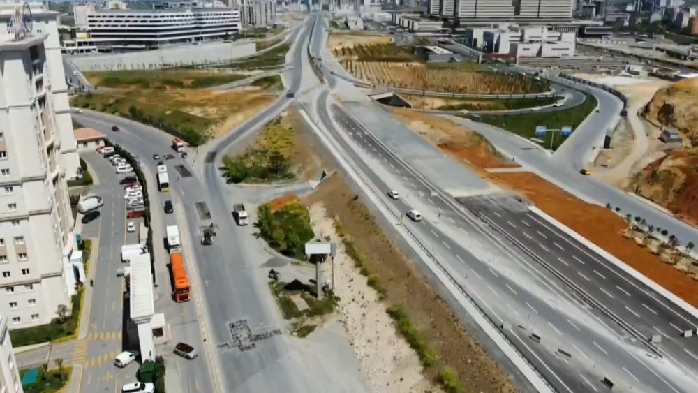 İstanbul Büyükşehir Belediyesi hastaneye çıkan yollara yama yapıyor