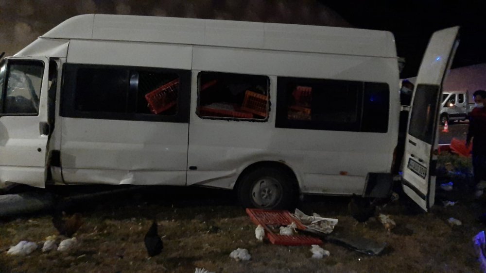 Art arda 10 kazanın yaşandığı yolda feci kaza! Minibüs aydınlatma direğini devirdi 1’i ağır 2 yaralı