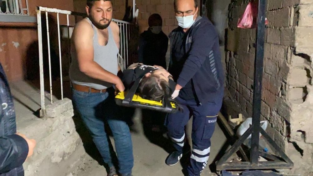Dengesini kaybeden genç kız 3'ncü kattan aşağı düştü! Çığlıkları hayatını kurtardı