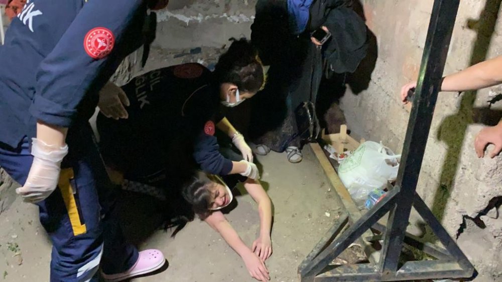 Dengesini kaybeden genç kız 3'ncü kattan aşağı düştü! Çığlıkları hayatını kurtardı