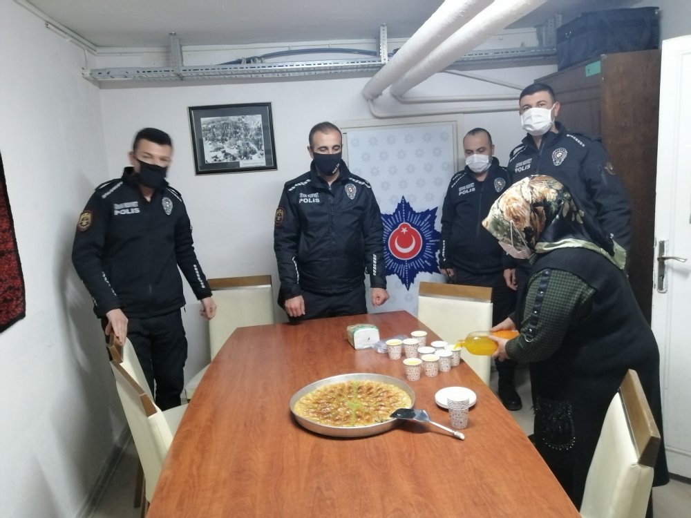 Esnaf lokantasında yaptığı baklavaları polislere ikram etti