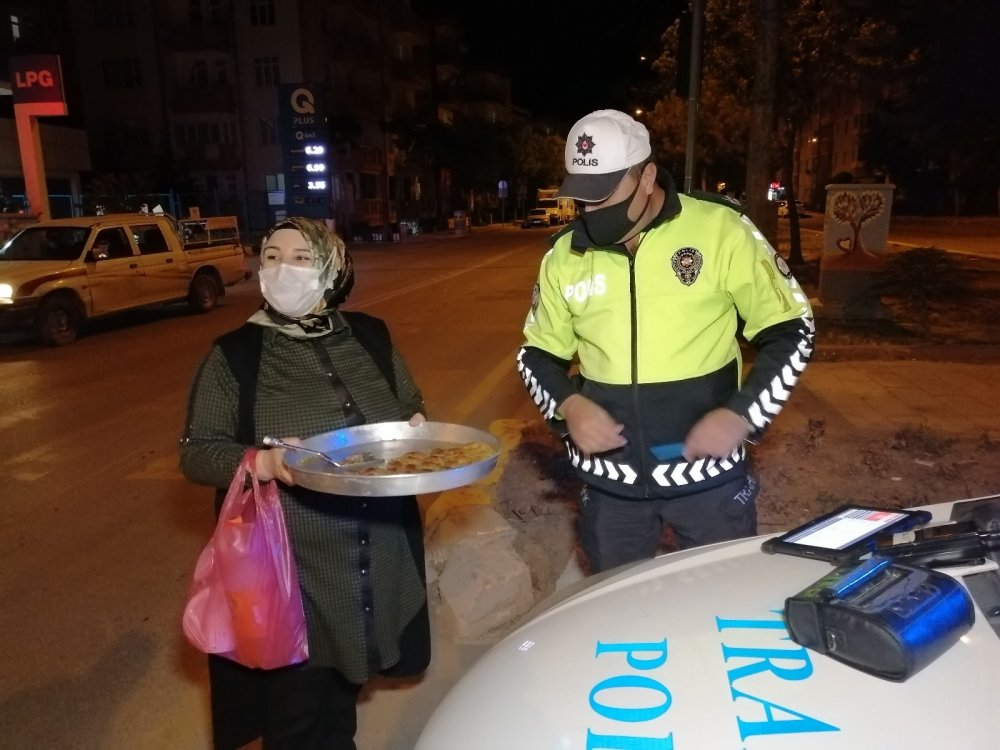 Esnaf lokantasında yaptığı baklavaları polislere ikram etti
