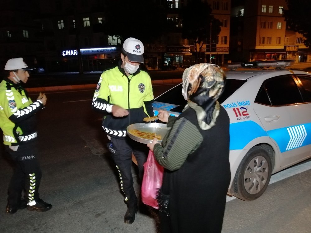Esnaf lokantasında yaptığı baklavaları polislere ikram etti