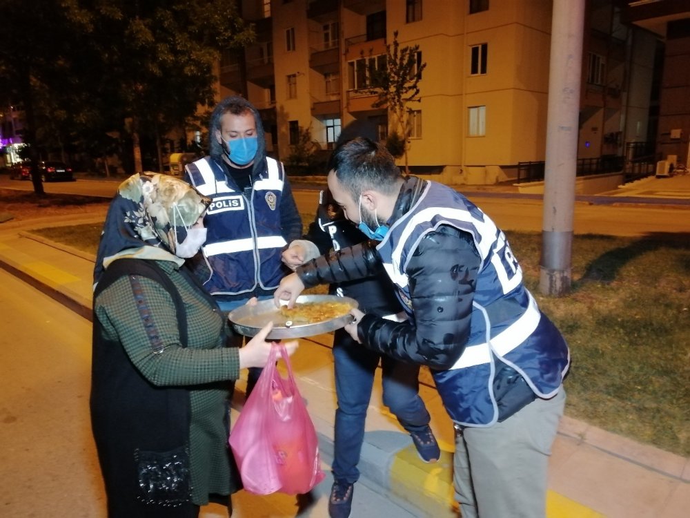 Esnaf lokantasında yaptığı baklavaları polislere ikram etti
