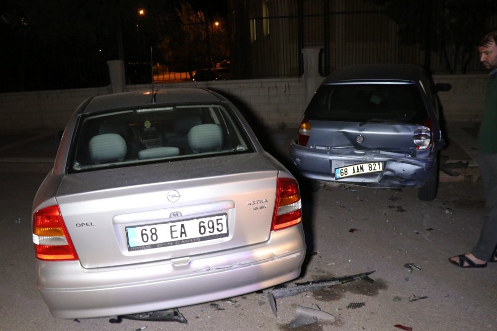 Aksaray'da 5 aracı birbirine katan sürücü kayıplara karıştı