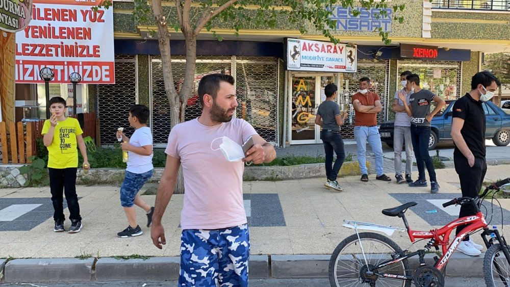 Aksaray'da feci kaza! Maskesiz sürücü hırsını kameramandan çıkardı