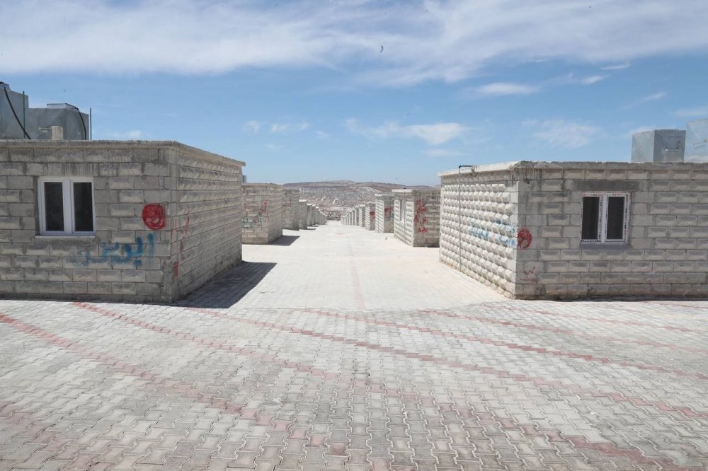 İçişleri Bakanı Soylu İdlib’de briket evleri inceledi! Miniklerin bayramını kutladı