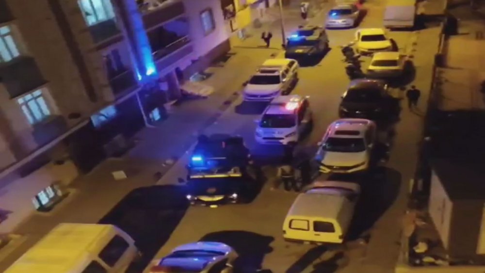 'Laf atma' kavgası büyüdü! Eline sopayı alan kavgaya koştu..