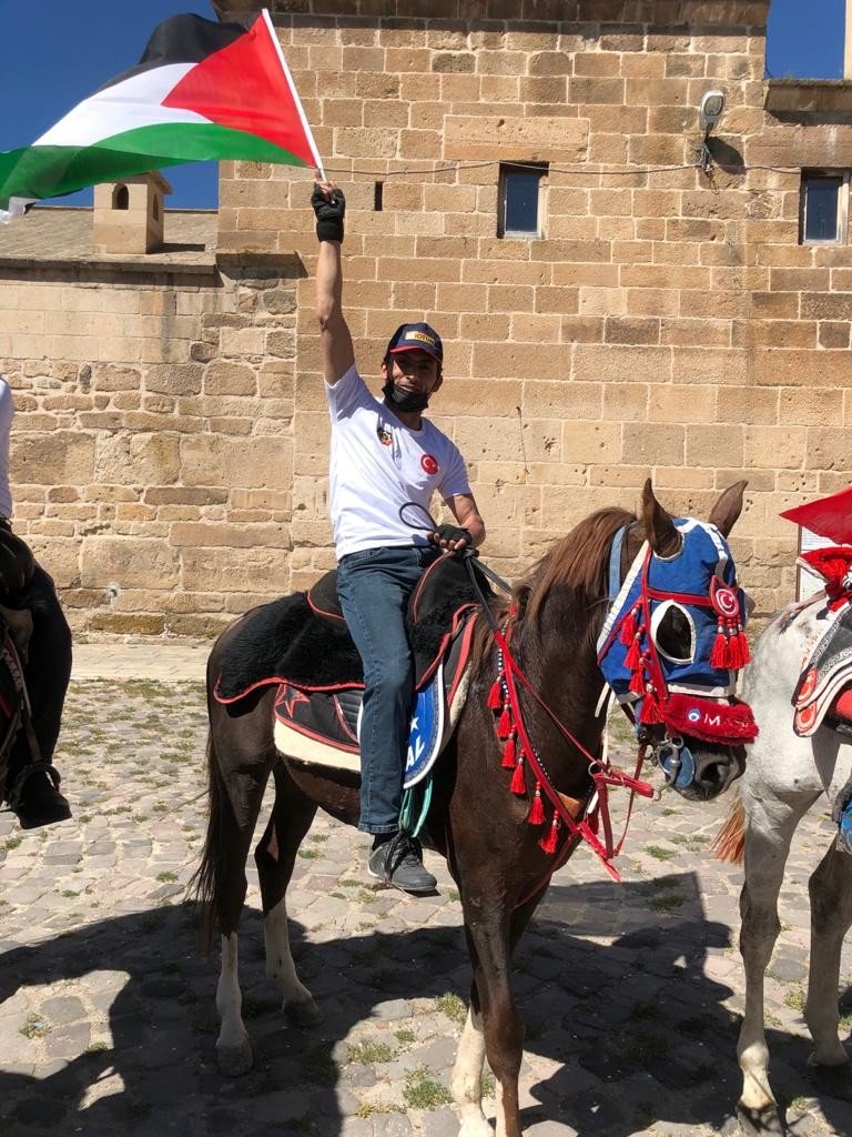 Atlarına binip İsrail’e meydan okudular