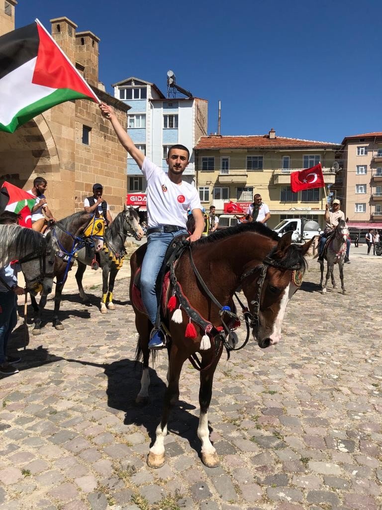 Atlarına binip İsrail’e meydan okudular