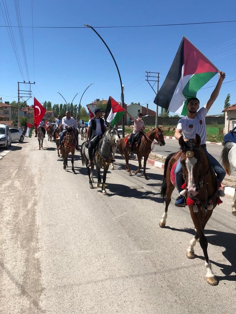 Atlarına binip İsrail’e meydan okudular