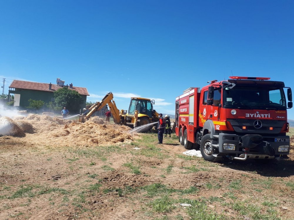 Karaman’da tutuşan saman balyaları alev alev yandı
