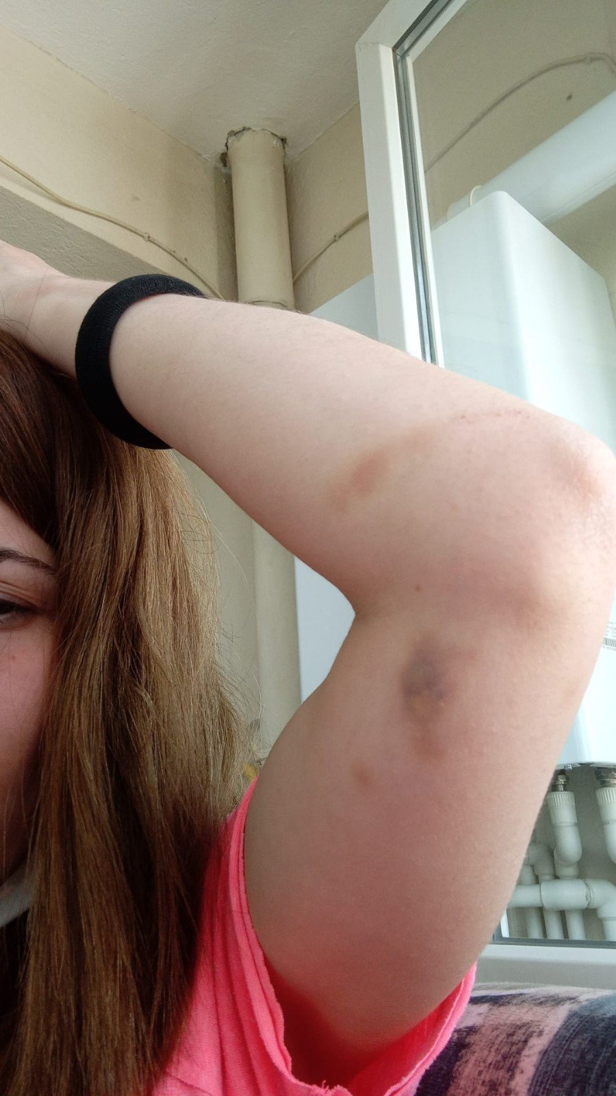 Patronu genç kadını kızlarının gözleri önünde darp etti