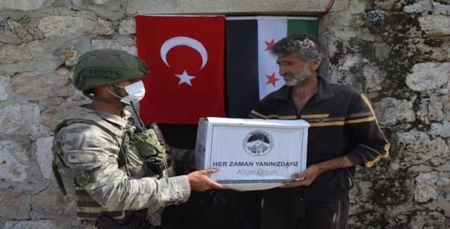 Türk ordusu İdlib’deki ihtiyaç sahibi ailelerin yanında