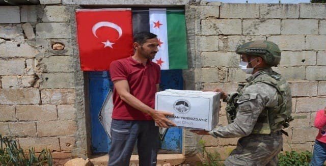 Türk ordusu İdlib’deki ihtiyaç sahibi ailelerin yanında