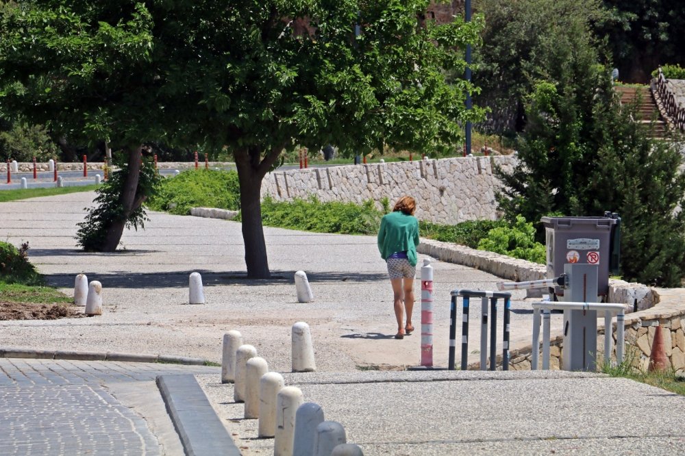 Antalya'da ilginç anlar! Polis dürte dürte uyandırdı