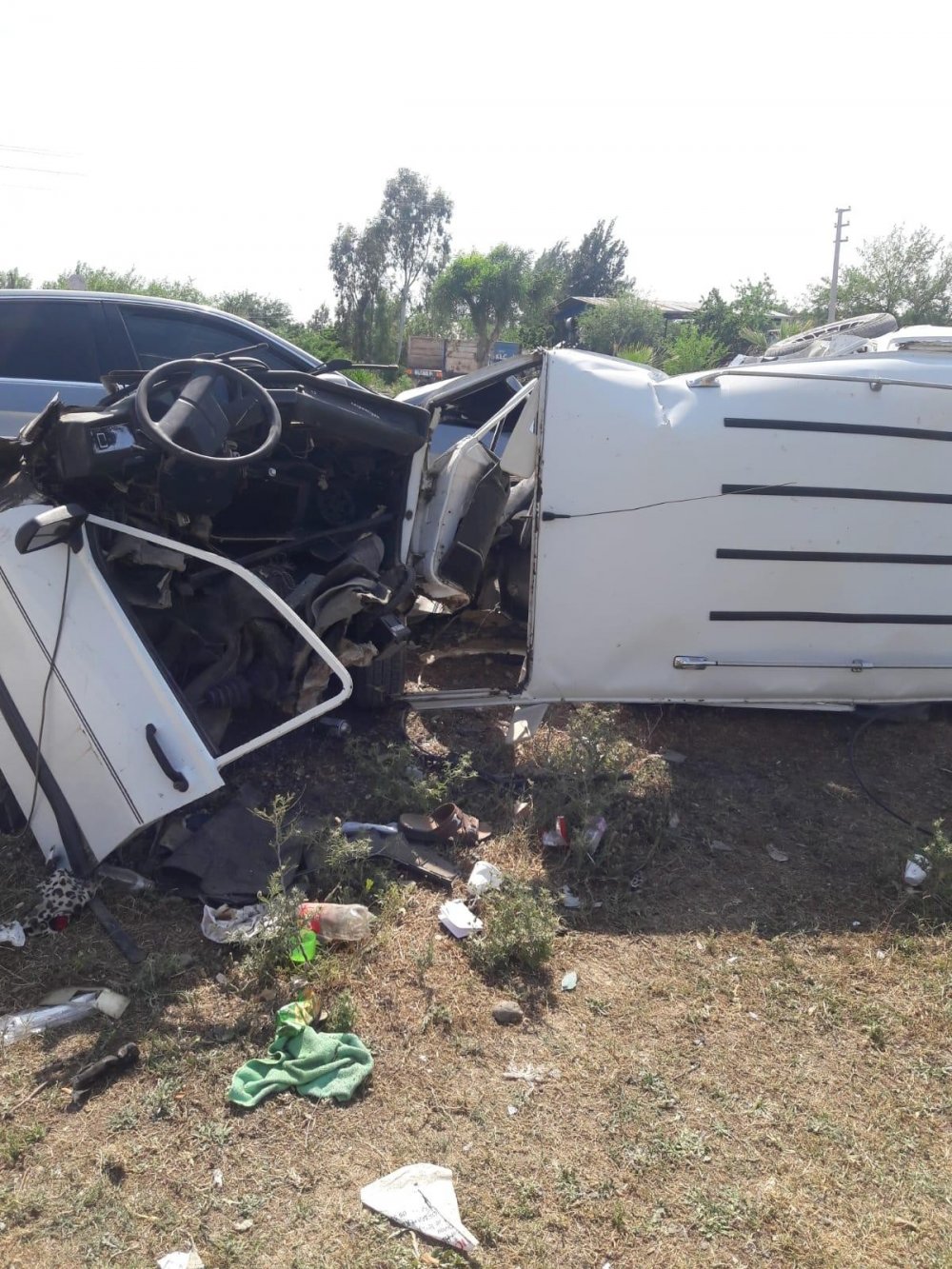 Aniden yola çıkan otomobille çarpıştı! Araç hurdaya döndü sürücüsü yaralı