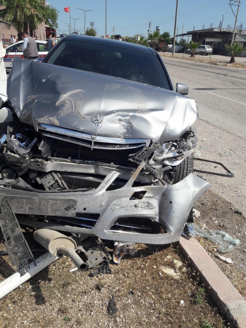 Aniden yola çıkan otomobille çarpıştı! Araç hurdaya döndü sürücüsü yaralı