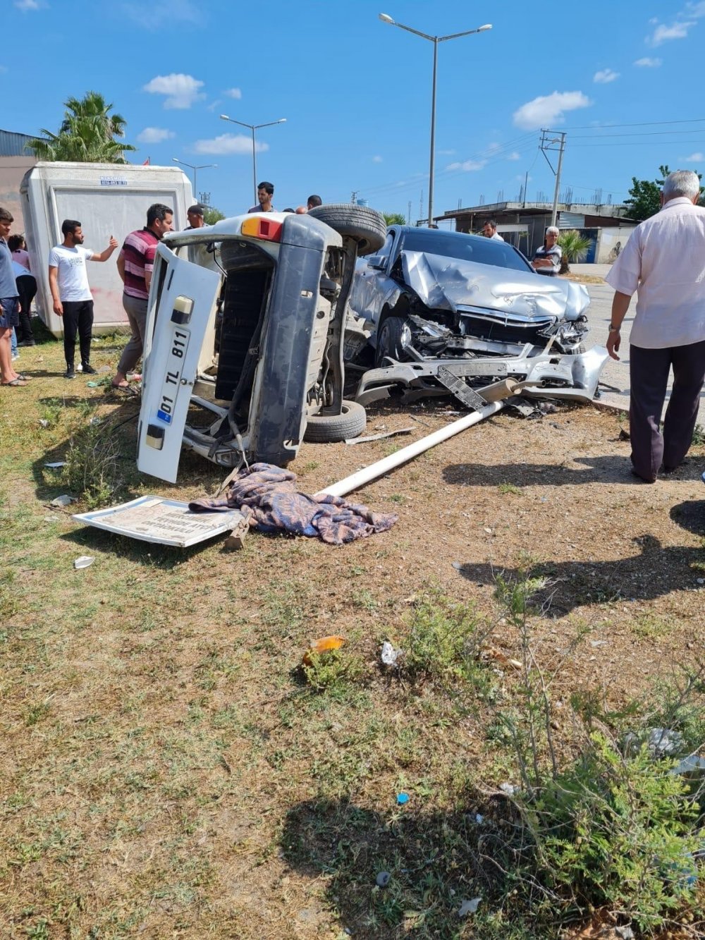 Aniden yola çıkan otomobille çarpıştı! Araç hurdaya döndü sürücüsü yaralı