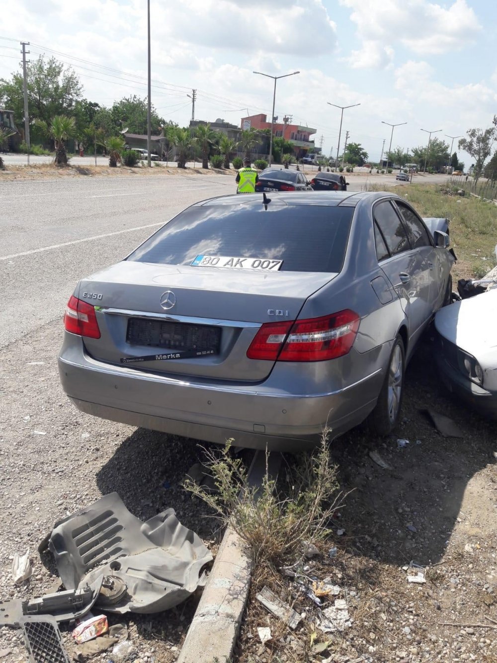 Aniden yola çıkan otomobille çarpıştı! Araç hurdaya döndü sürücüsü yaralı