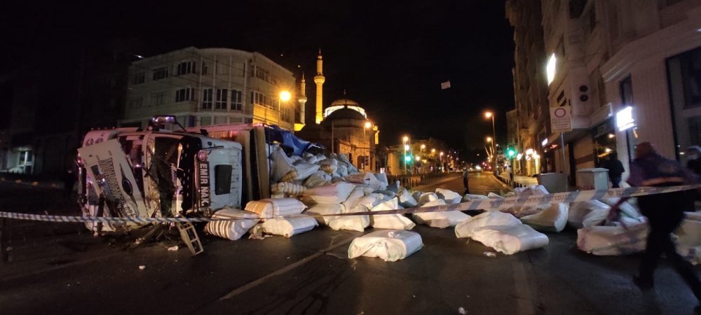 Kamyon tramvay yoluna devrildi