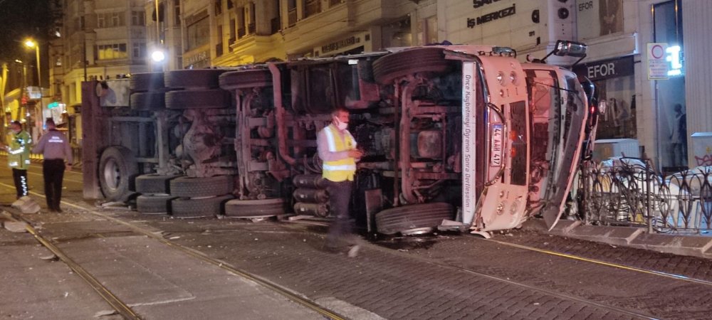 Kamyon tramvay yoluna devrildi