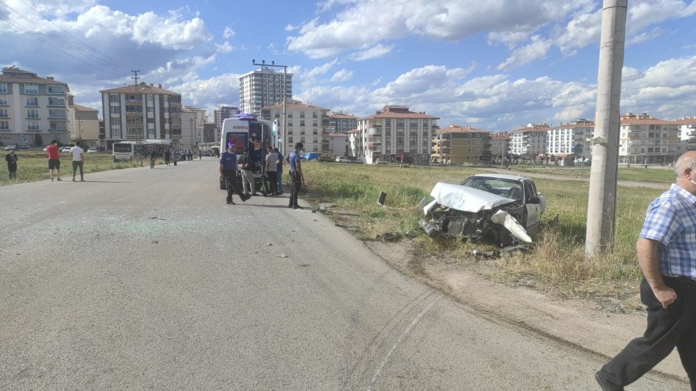 Ankara'da EGO otobüsü otomobille çarpıştı! 5 yaralı