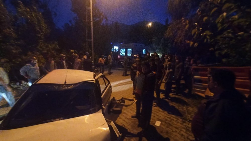 Konya’da otomobil istinat duvarına çarptı! 3 yaralı