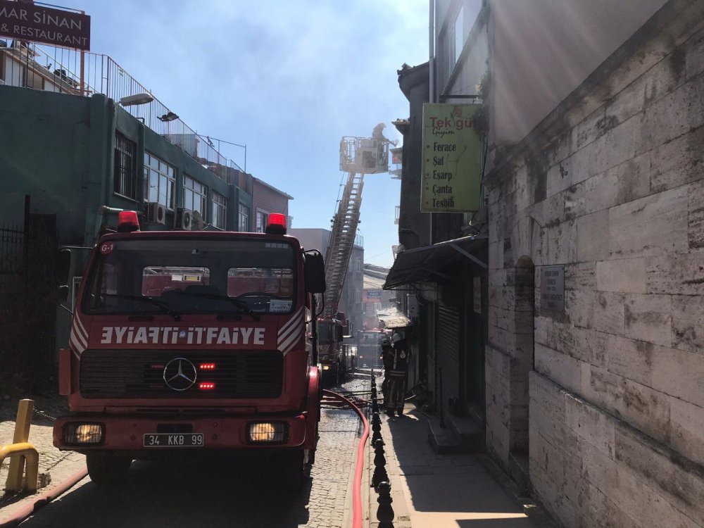 Süleymaniye Camii’nin yanındaki binada yangın! Ekipler müdahale ediyor
