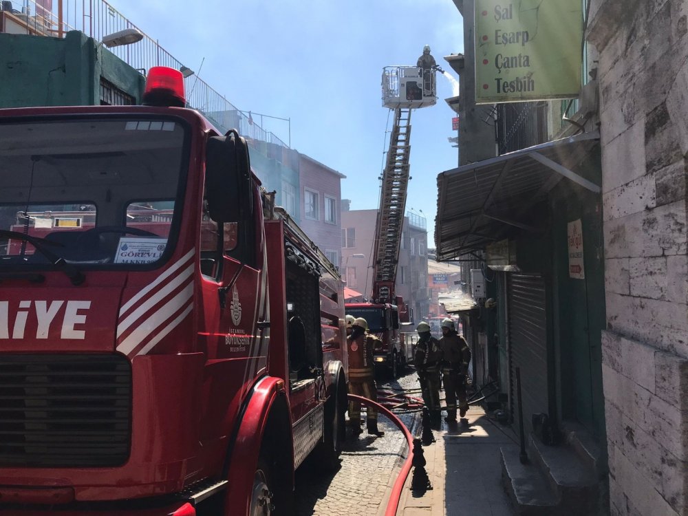 Süleymaniye Camii’nin yanındaki binada yangın! Ekipler müdahale ediyor