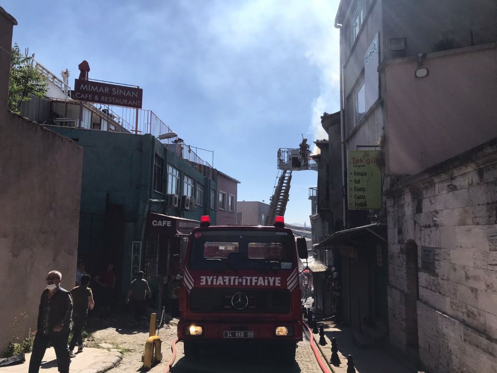 Süleymaniye Camii’nin yanındaki binada yangın! Ekipler müdahale ediyor