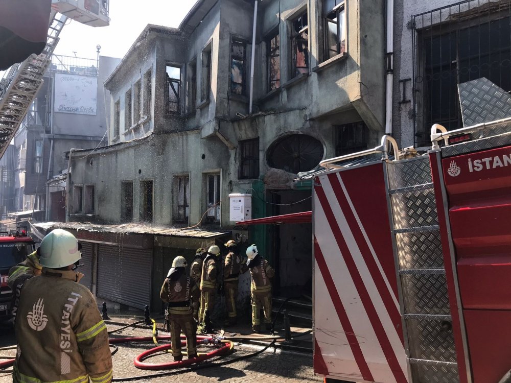 Süleymaniye Camii’nin yanındaki binada yangın! Ekipler müdahale ediyor