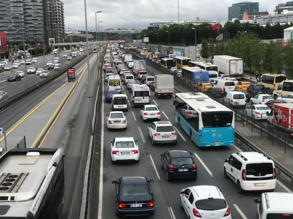Sağanak yağış trafiği felç etti