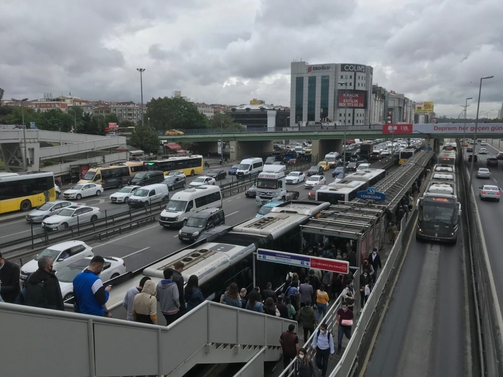 Sağanak yağış trafiği felç etti