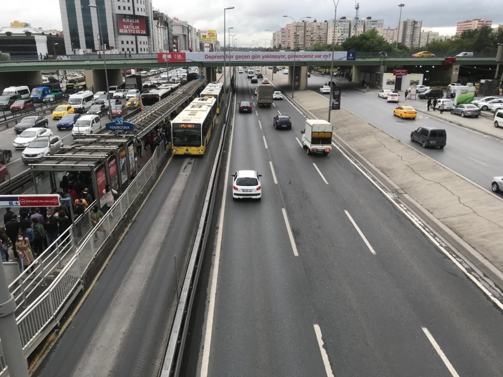 Sağanak yağış trafiği felç etti