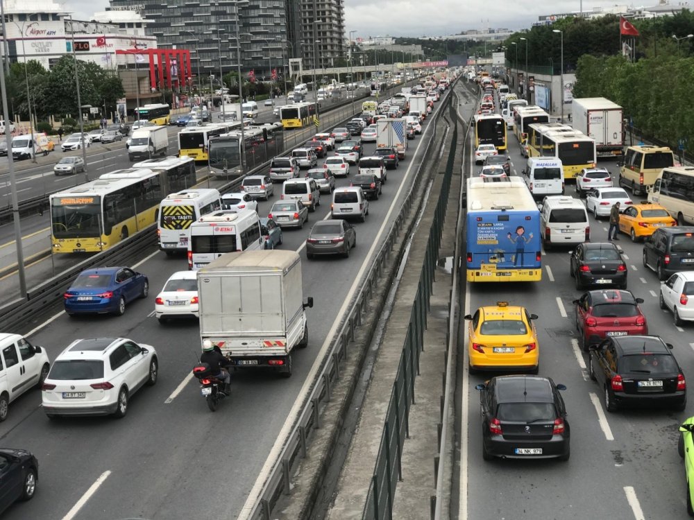 Sağanak yağış trafiği felç etti