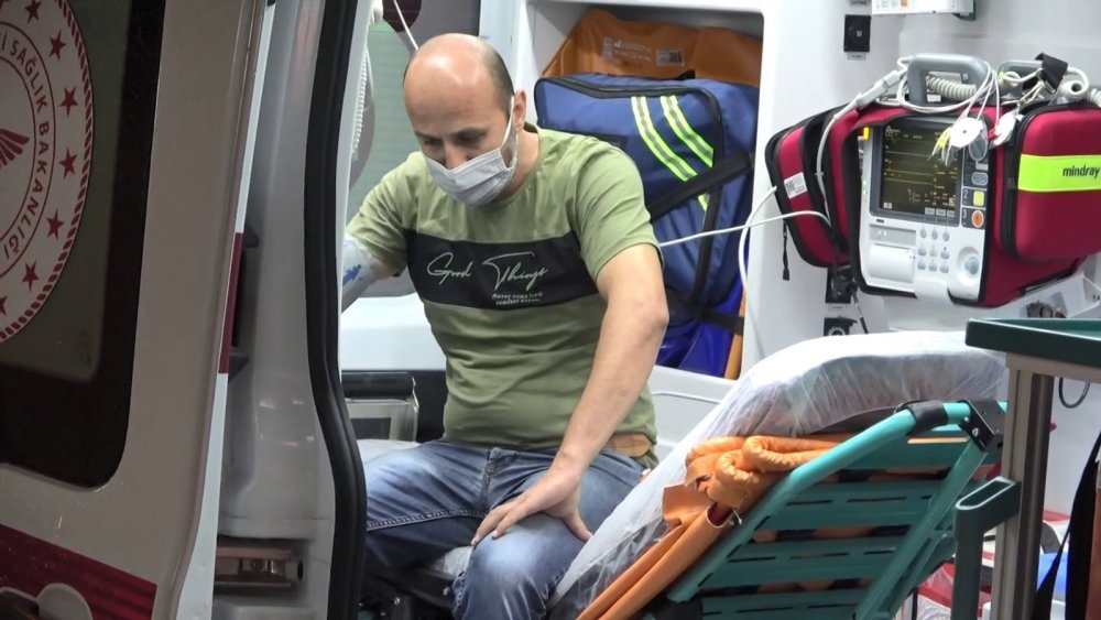 Sulama kanalına devrilen otomobilden yara almadan çıktı