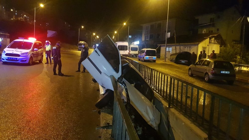 Sulama kanalına devrilen otomobilden yara almadan çıktı