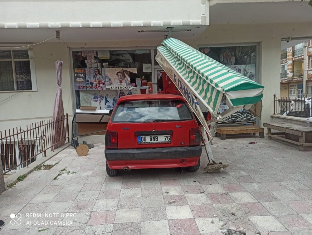 Ankara'da otomobil tuhafiyeye girdi