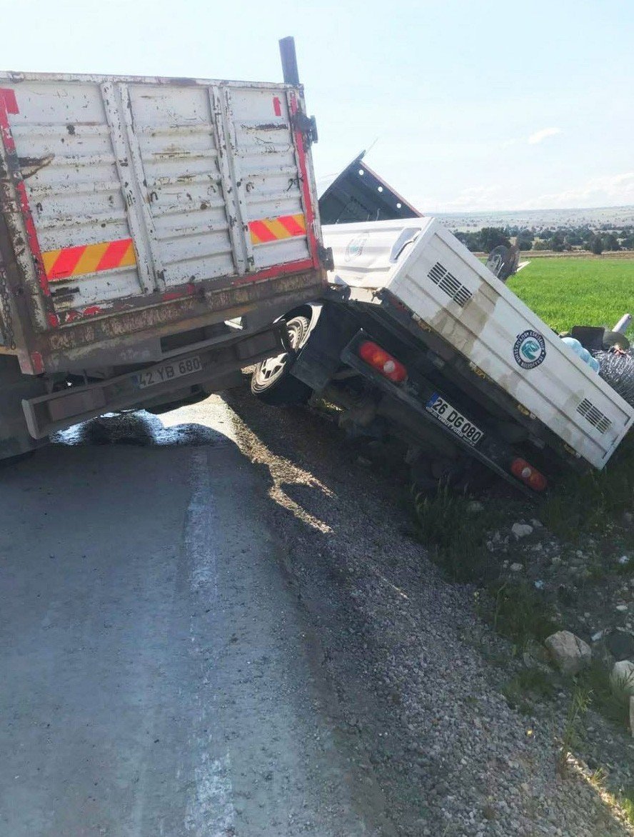 Biri Konya plakalı 2 kamyonet çarpıştı! 2 kişi yaralandı