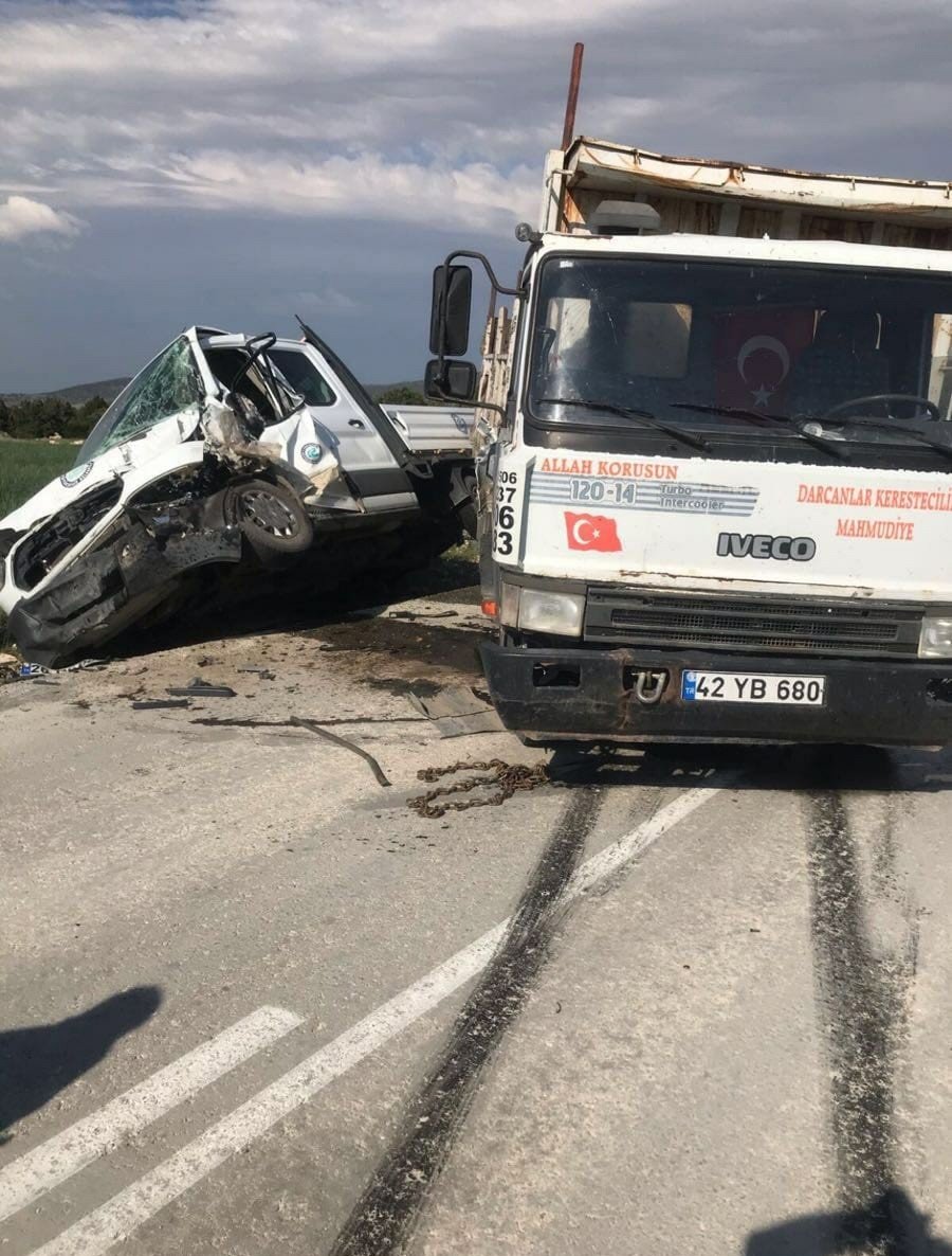Biri Konya plakalı 2 kamyonet çarpıştı! 2 kişi yaralandı