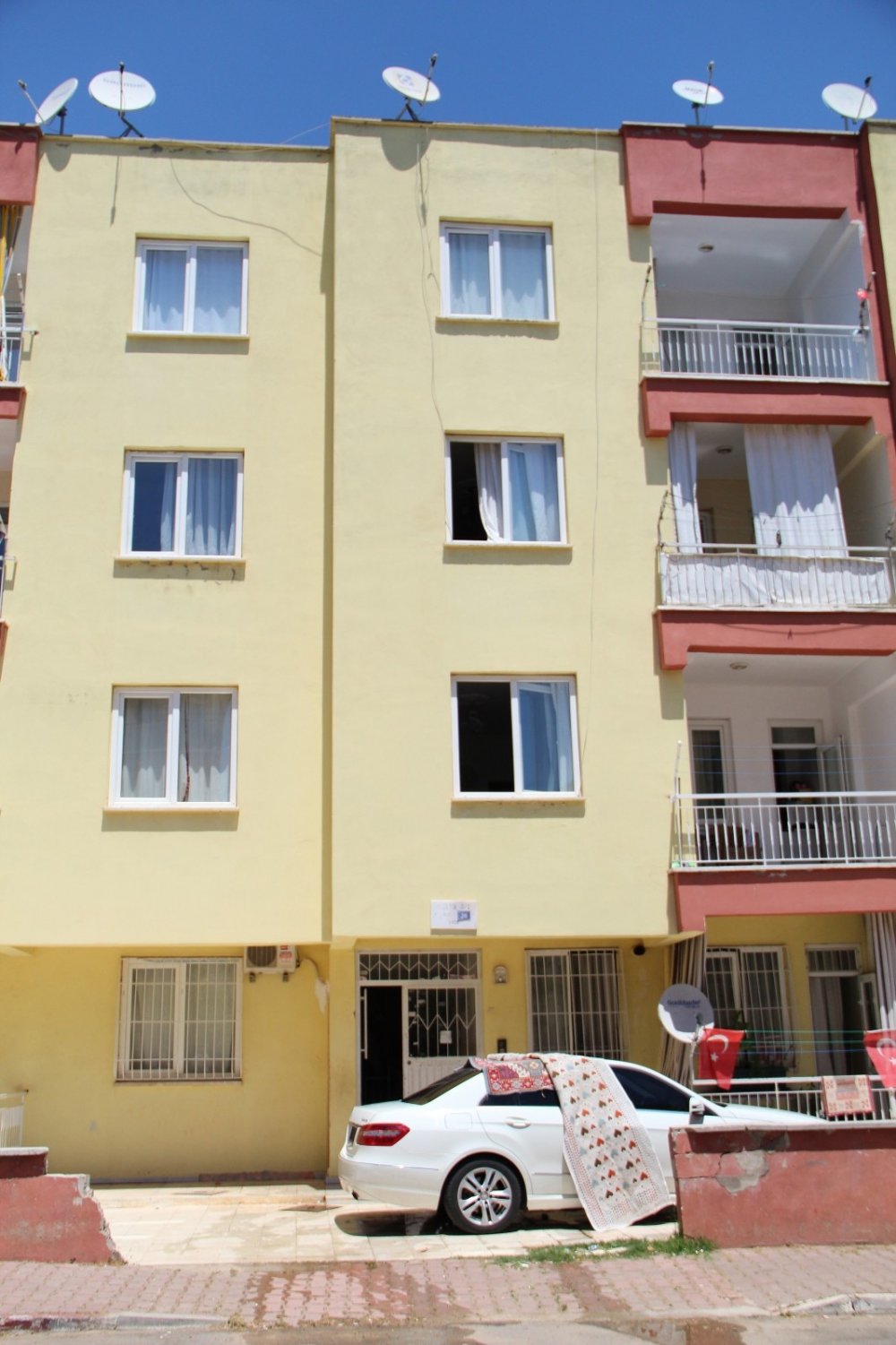 Genç kız 2'nci kattan otomobilin üzerine düştü