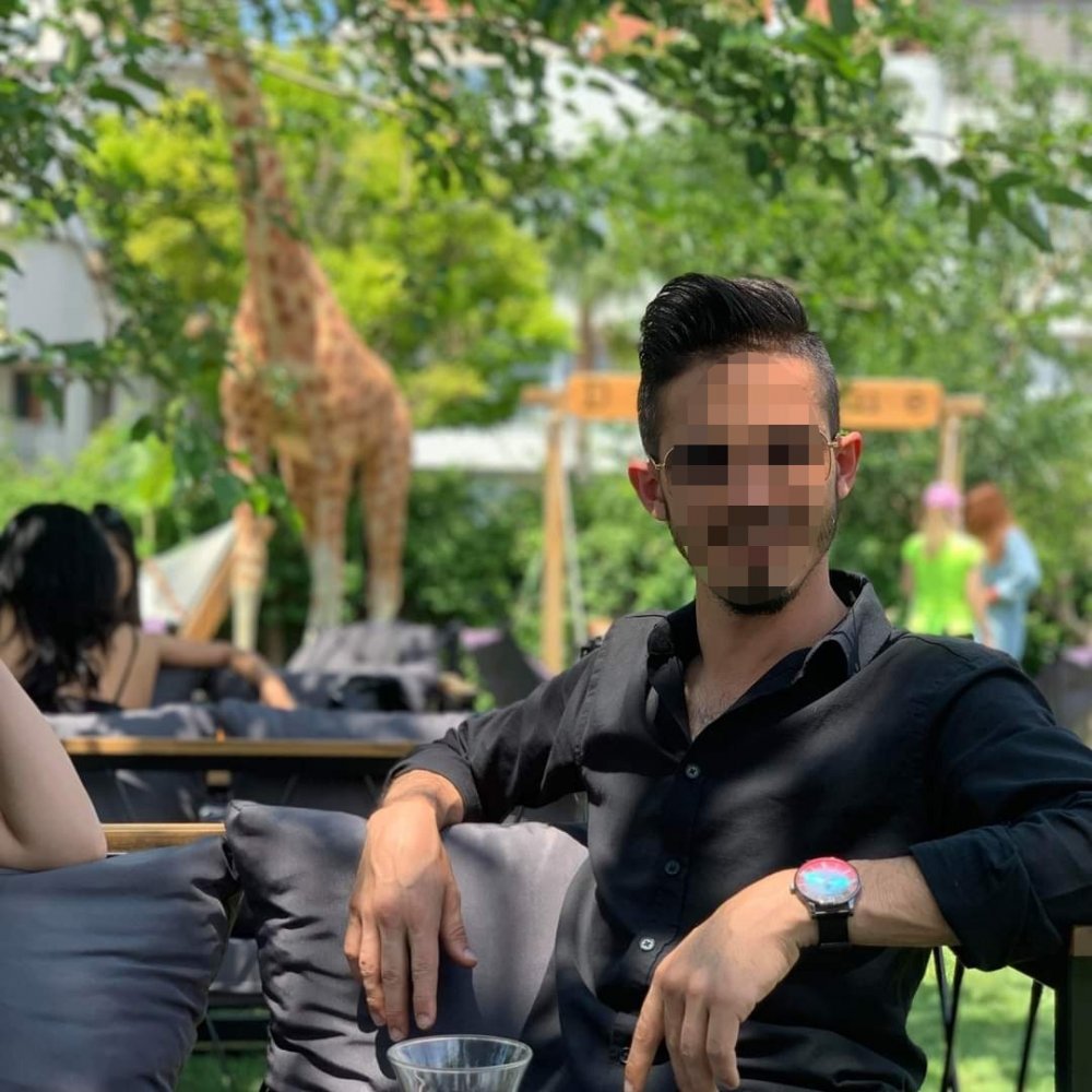 Genç kız 2'nci kattan otomobilin üzerine düştü