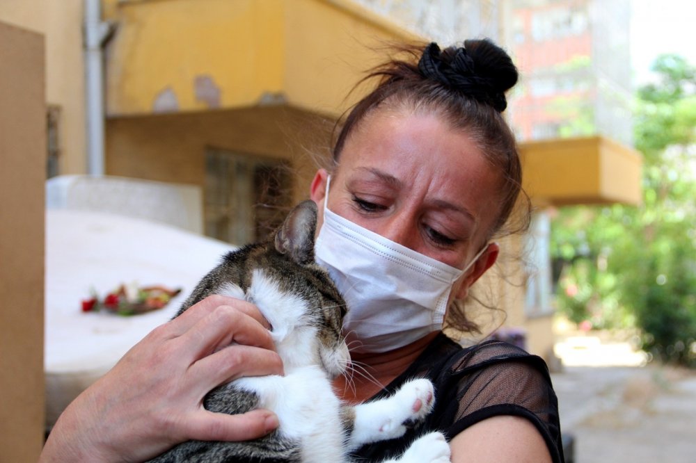 Kirasını ödeyemeyen kadın minik kızıyla sokağa atıldı!