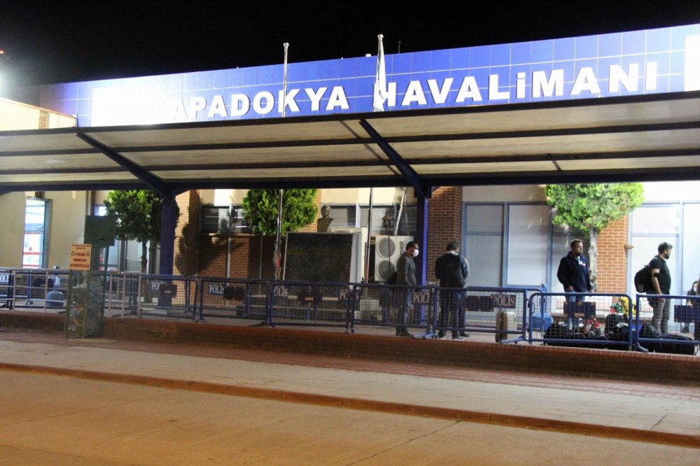 Nevşehir-İstanbul uçağı iptal edildi! Yolcular Kayseri'de mahsur kaldı